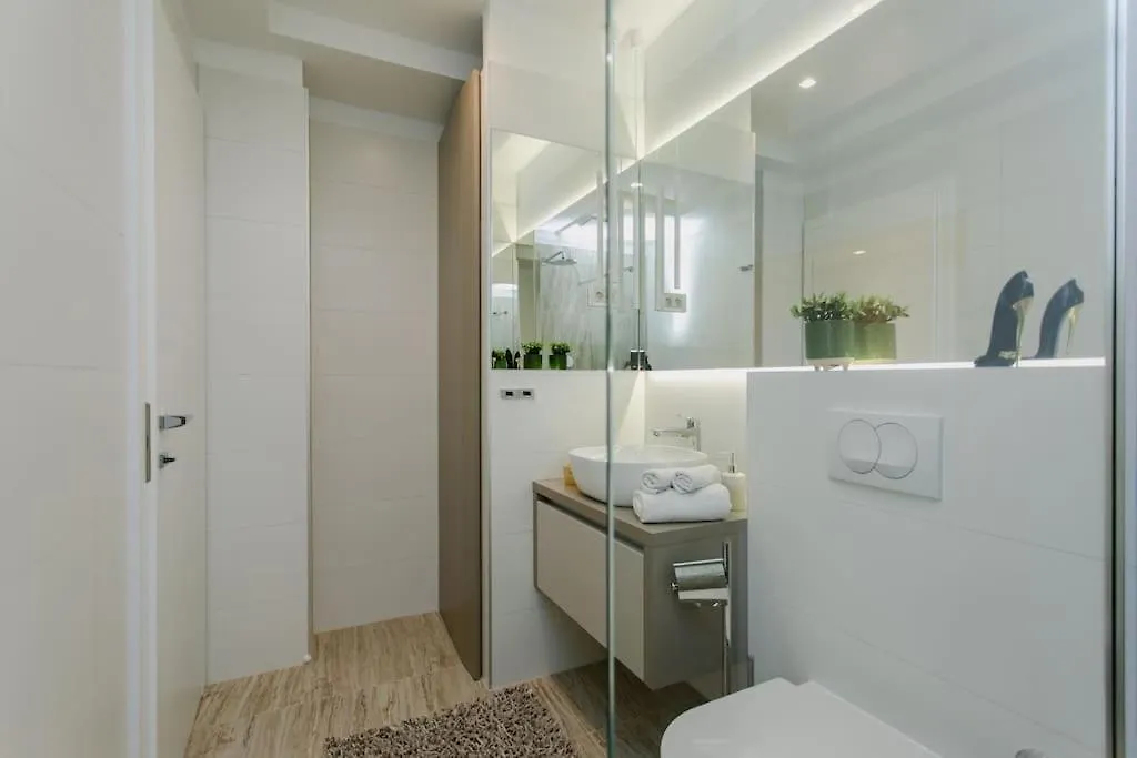 Beach Front Apt Maal, Private Spa & Parking Split Apartment