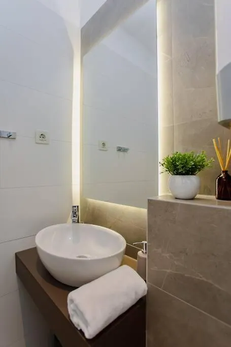 Beach Front Apt Maal, Private Spa & Parking Split