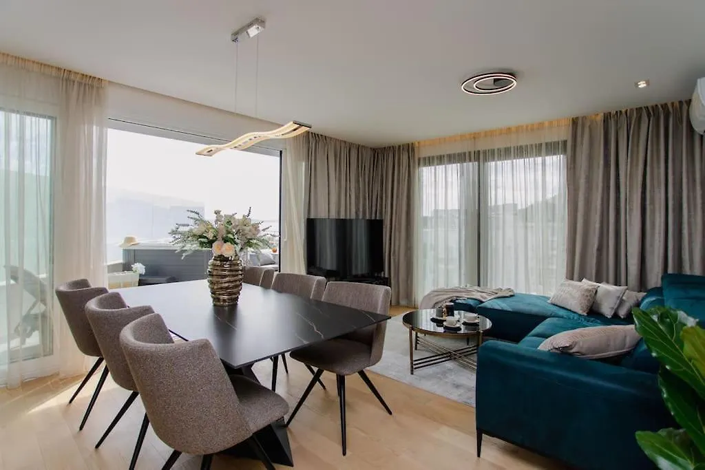 Apartment Beach Front Apt Maal, Private Spa & Parking Split