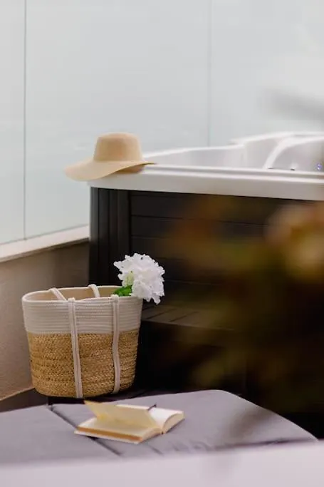 Beach Front Apt Maal, Private Spa & Parking Split 0*,