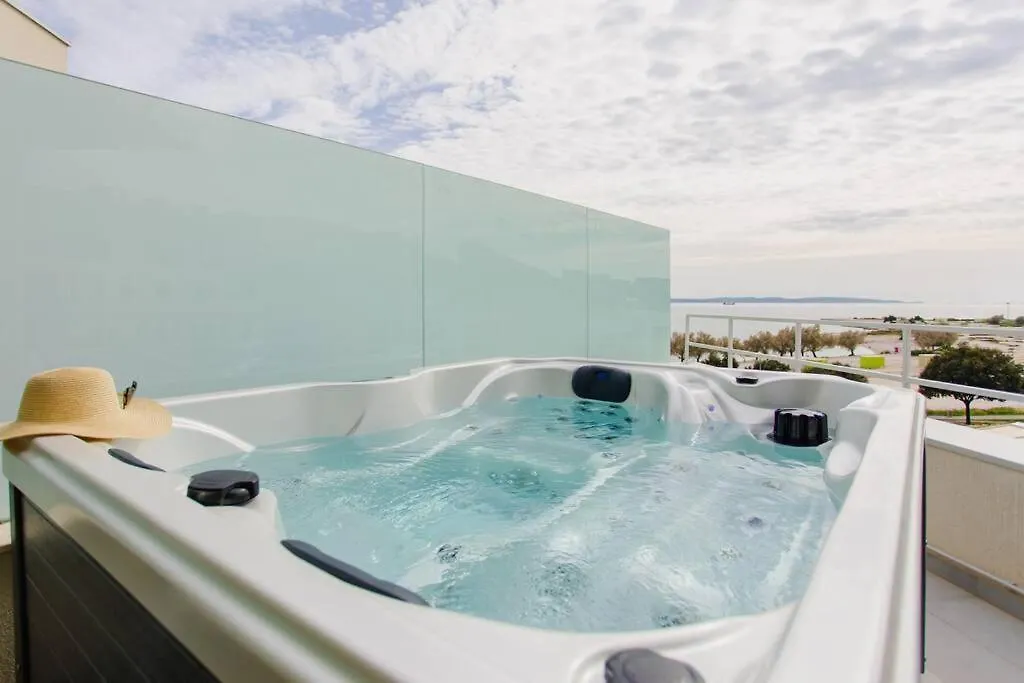 Apartment Beach Front Apt Maal, Private Spa & Parking Split