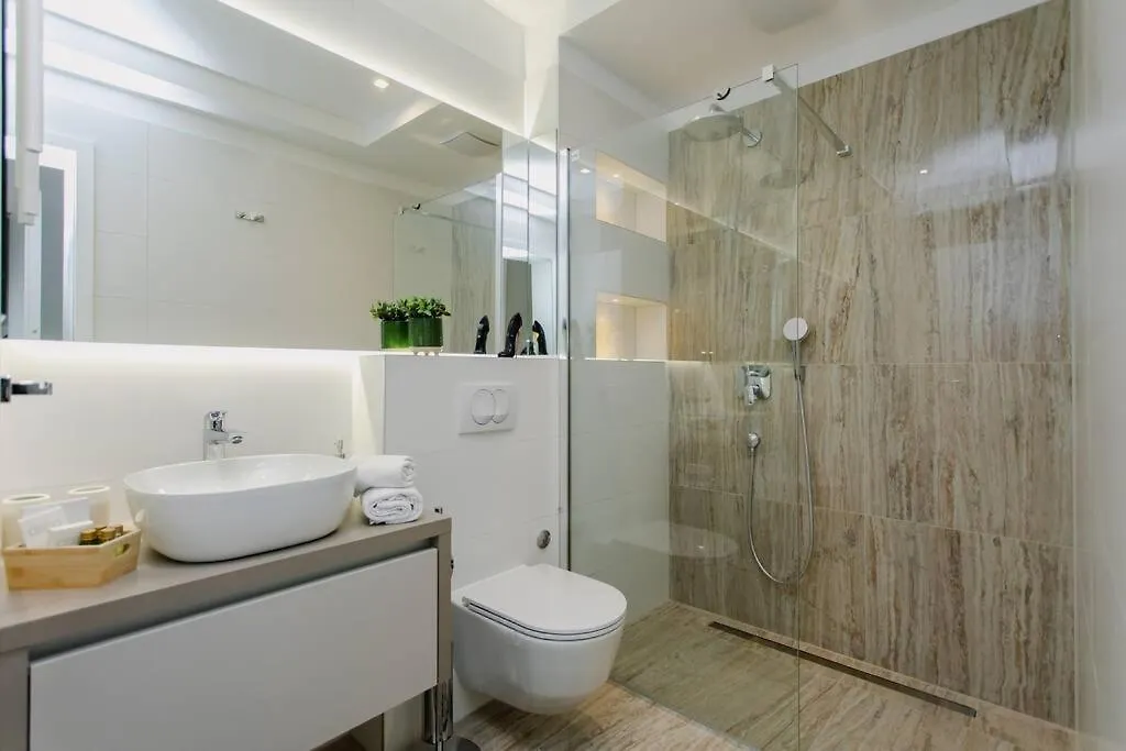 Beach Front Apt Maal, Private Spa & Parking Split Apartment