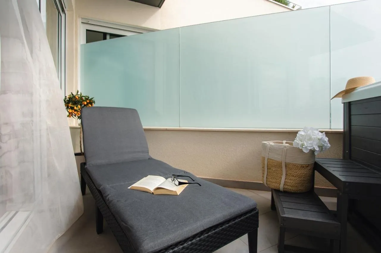 Beach Front Apt Maal, Private Spa & Parking Split Daire