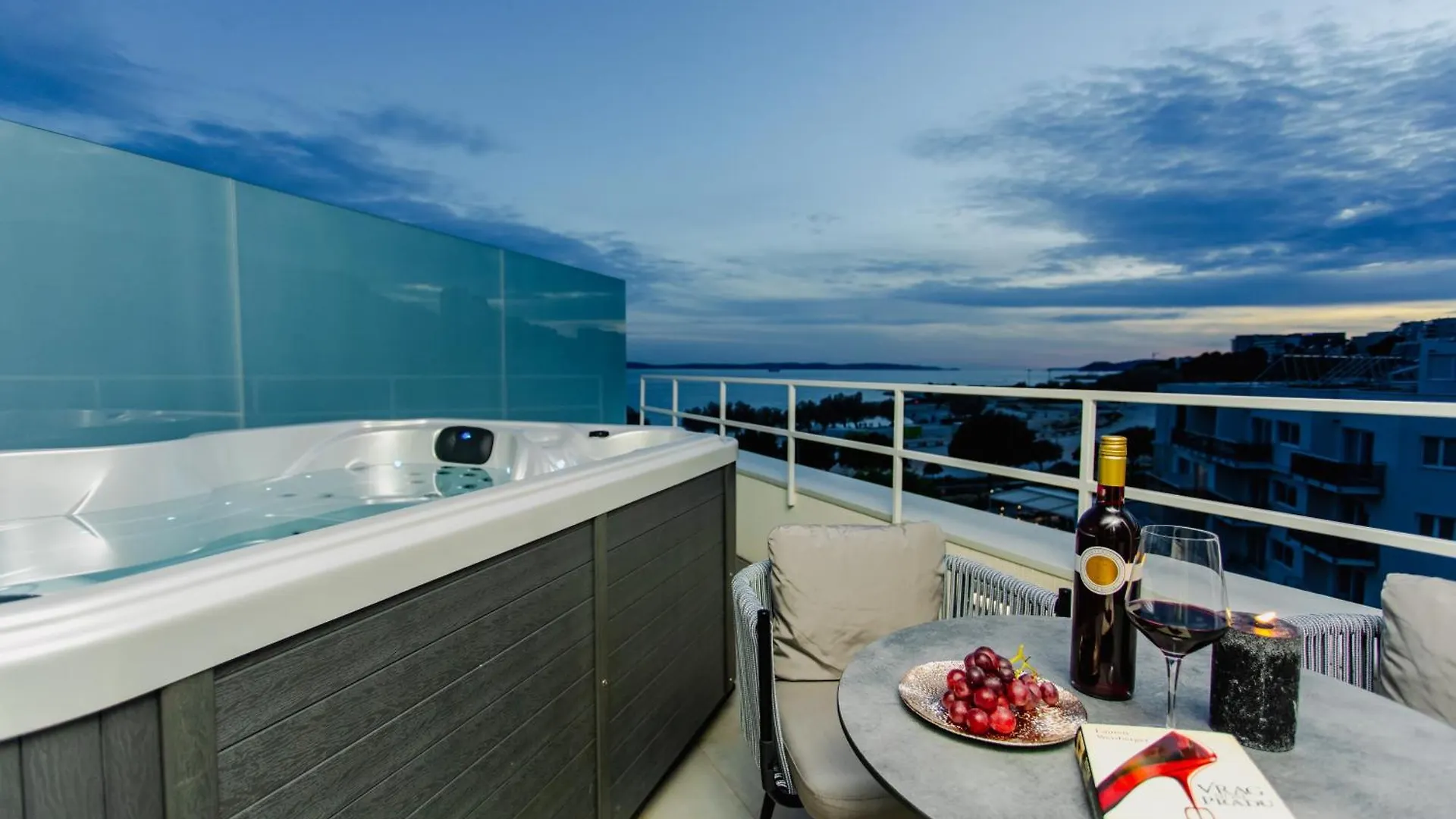 Daire Beach Front Apt Maal, Private Spa & Parking Split